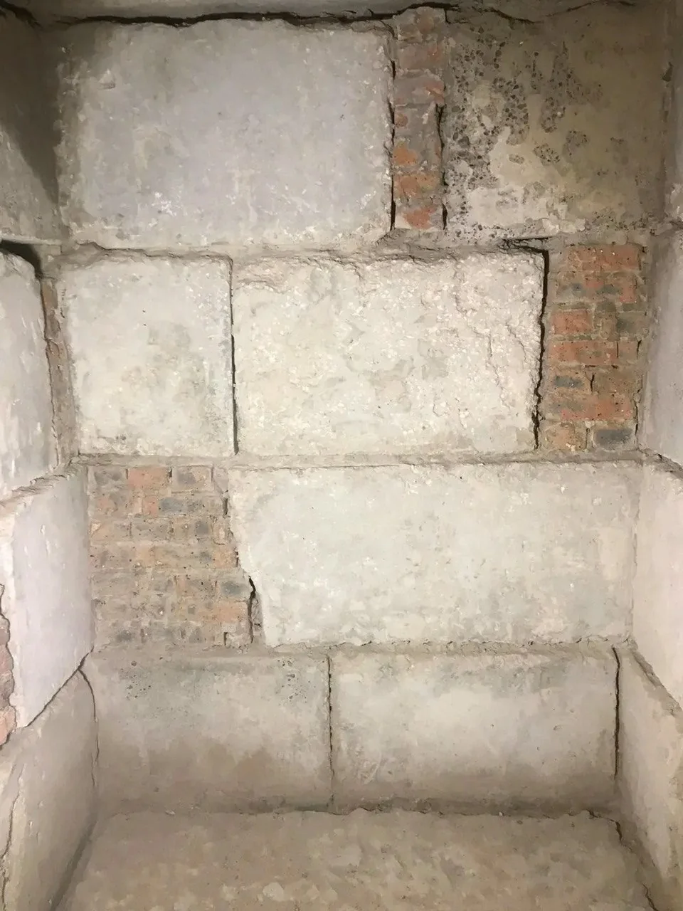 Техническая ниша с открытой кирпичной и блочной кладкой до работ