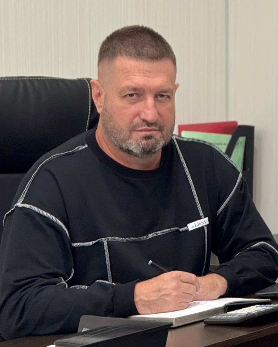 Дмитрий Михайлович Шевяков за рабочим столом